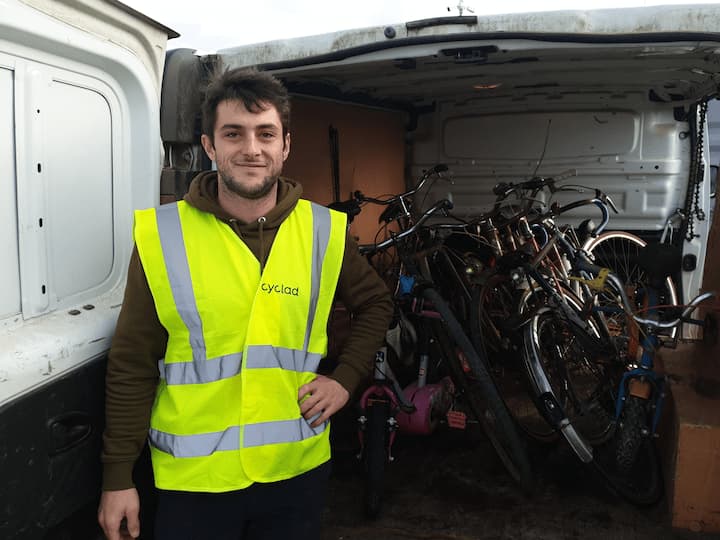 Camion rempli de vélos de récupération