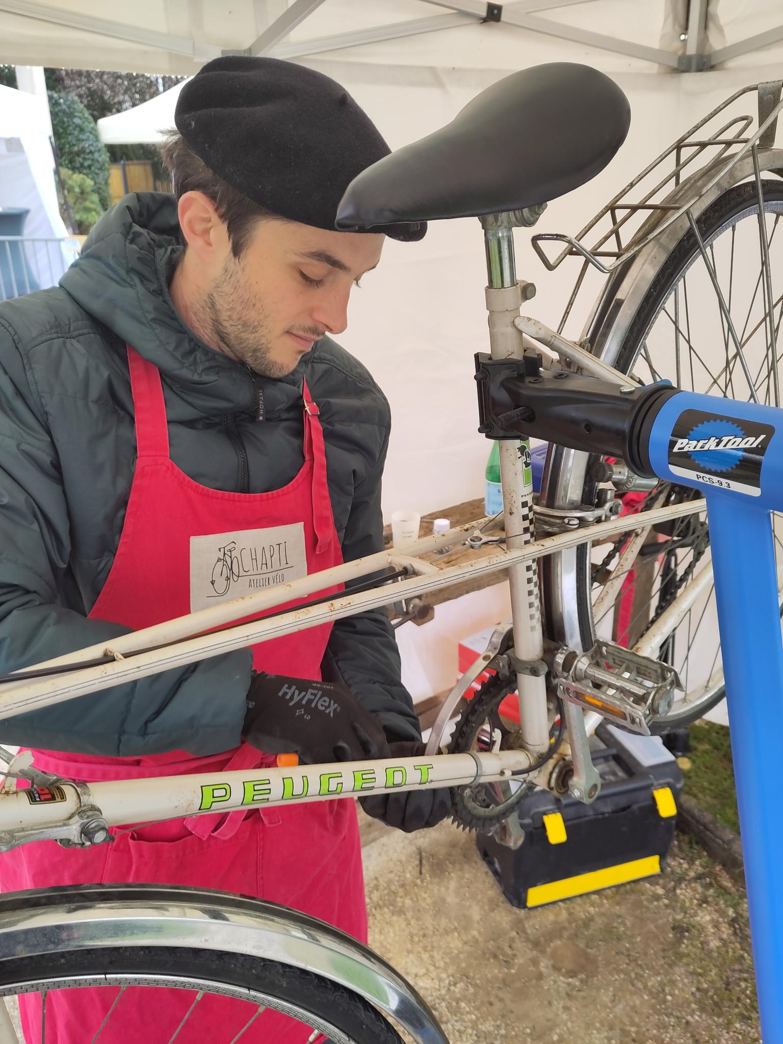 Augustin entretient un vélo